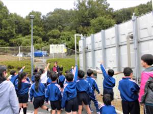 貯水槽を説明している様子