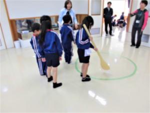 大きなしゃもじを体験している様子