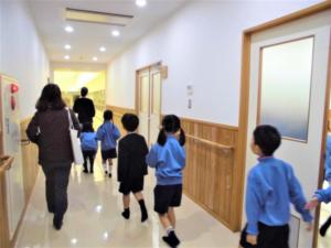 調理場見学に移動するところ