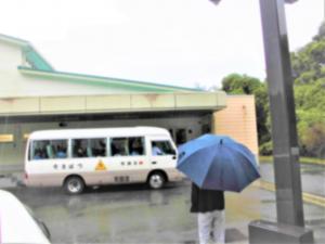 児童が乗ったバスを見送るところ