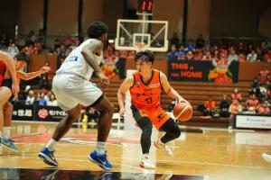 ドリブルで相手選手を抜こうとしている写真