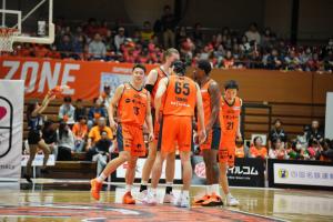 コート中央で選手が円陣を組む写真