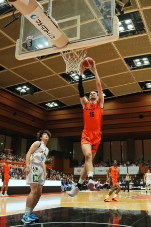 ダンクシュートを決める選手の写真