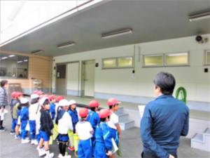 センターの外の見学でいろいろな扉の説明をしているところ