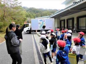 長浜小学校へ行く給食車を見送るところ