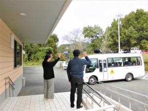 帰りのバスを手を振って見送るところ