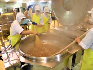 釜で炒めるところ