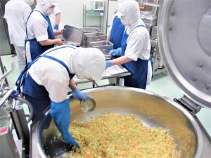 チーズサラダを食缶に入れるところ