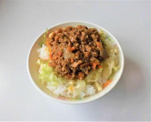 ご飯にタコミートとチーズサラダをのせた写真