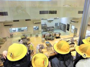 調理場を見学する様子