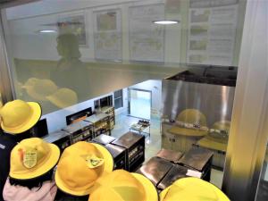 食器を保管する部屋を見学する様子