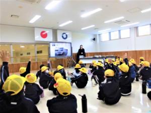 元気に手を挙げる様子