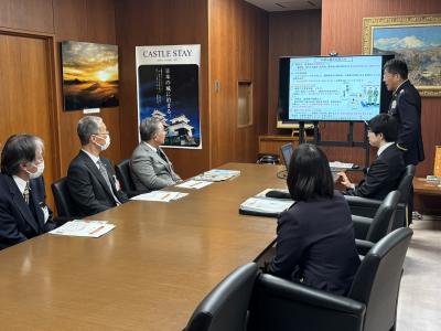 自衛隊から白書の説明