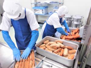 コッペパンにきな粉をまぶす様子