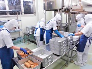 調理員さん達が作業している様子