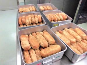 食缶に入った揚げパン