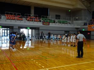 試合開始前の整列の様子