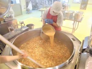 いもたきを卵でとじているところ