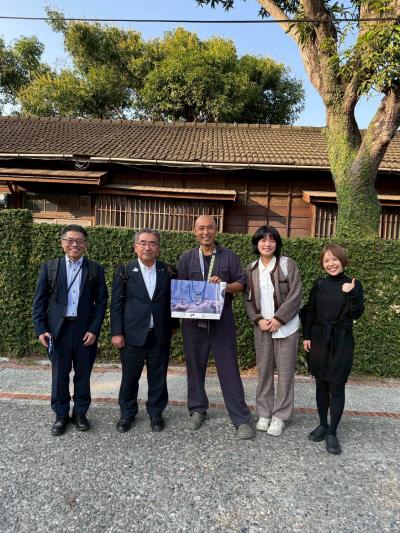 施設の方との写真