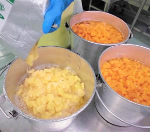 フルーツを下準備しているところ