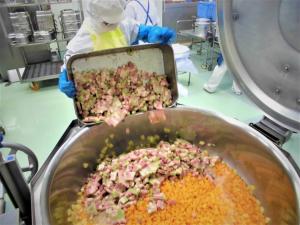 カラフルゼリーをお釜に入れるところ