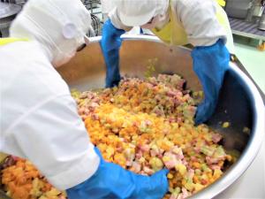 フルーツポンチを混ぜるところ