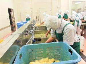 玉ねぎを洗っているところ