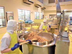 お釜の具材を混ぜ合わせる様子