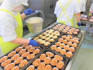 具の上にチーズをのせるところ