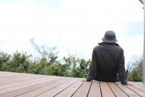 未来の畑　景色を眺める中村