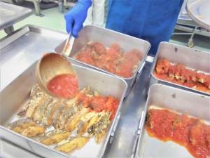 ホキにサルサソースをかけるところ