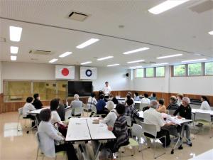 所長が説明している写真