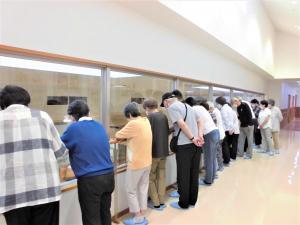 2階から調理場を見学している様子
