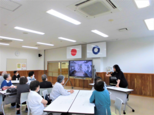 栄養教諭がモニターをとおして説明をしている様子