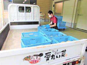 愛たい菜がメロンを納品している様子