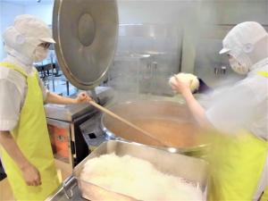 春雨を釜に入れる様子