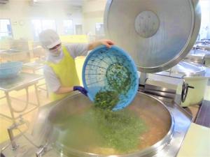 ニラを釜に入れる様子