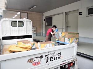 納品された梨を搬入する様子