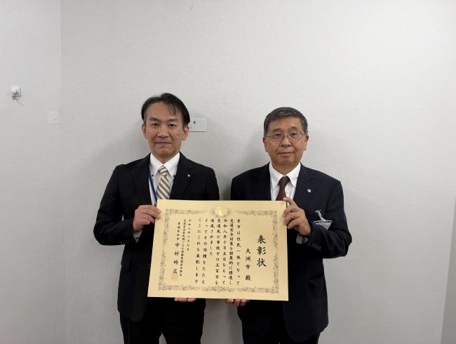 表彰式後(左から、清水防災安全統括部長、徳永副市長)