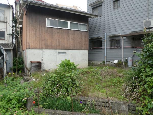 裏の畑と離れ