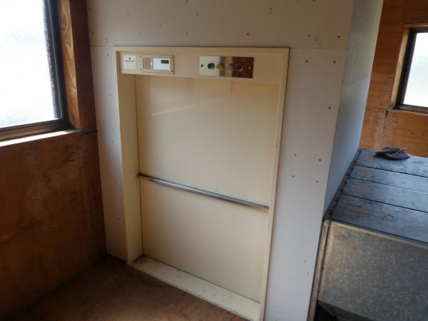 荷物用エレベーター