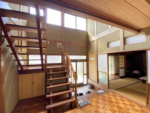 1階和室と階段
