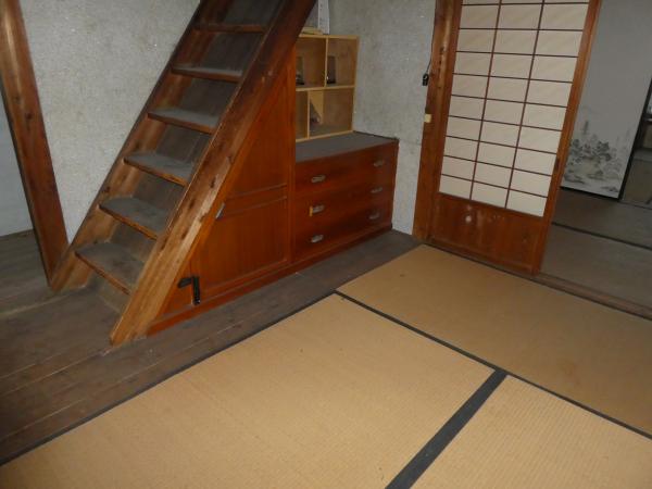 屋根裏に上がる階段