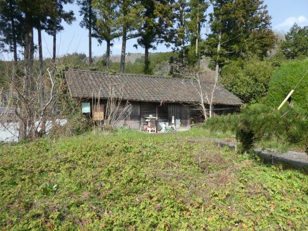 旧牛小屋と畑