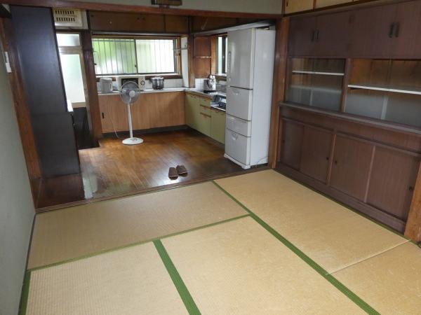 1階和室と台所