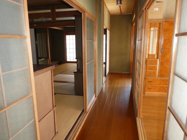 玄関ホールと廊下