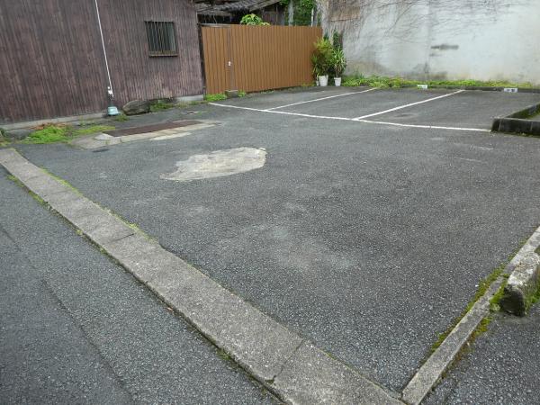 建物裏駐車場